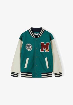 Veste varsity teal avec des manches crème, col en ribbed bleu marine et poignets rayés. Avec un écusson rouge "M" et un logo rond pour le jour du match.