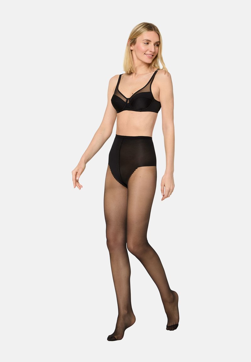 Sort lingerisæt med en gennemsigtig bh med justerbare stropper og højtaljede gennemsigtige strømpebukser med bølgede kanter.