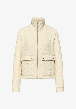 Chaqueta acolchada color crema con cuello alto, cremallera frontal y dos bolsillos con solapa y cierre de botón en las caderas.