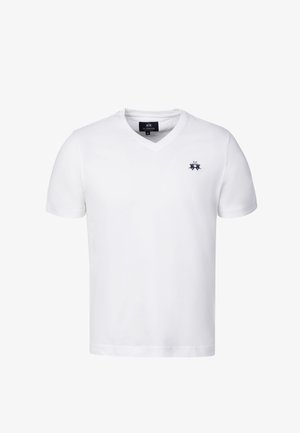 T-shirt blanc à manches courtes avec col en V et petit logo sombre représentant deux chevaux et un cavalier sur le côté gauche de la poitrine.