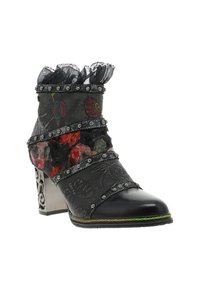 Bottine noire avec des accents de motif floral, des panneaux en tissu texturé, des clous argentés et une bordure froncée ; talon métallique épais avec un design détaillé.