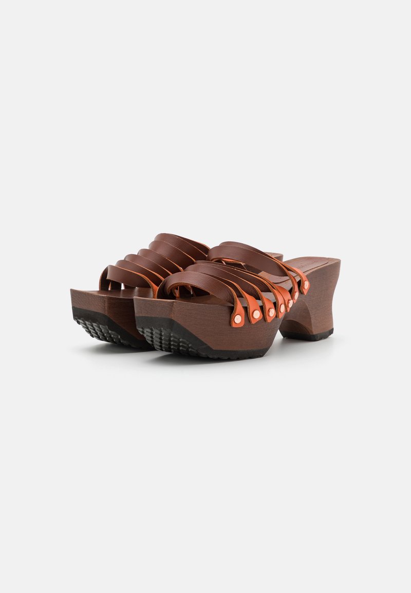 Braune Plateau-Sandalen mit geschichteten Riemen, die orangefarbene Akzente und eine strukturierte schwarze Sohle haben. Abgerundeter Absatz und ein fußähnliches Fußbett aus Holz.