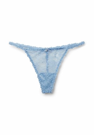 String en dentelle bleu clair avec des bords festonnés et un petit nœud décoratif au centre de la ceinture devant.