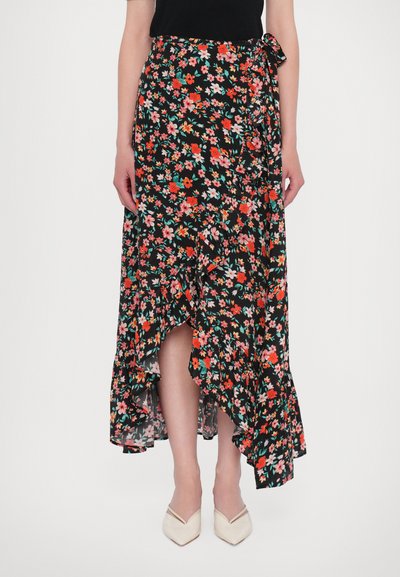 Jupe portefeuille florale avec un fond noir, ornée de fleurs rouges, roses et vertes. Ourlet froncé avec une fente sur le côté, nouée à la taille.