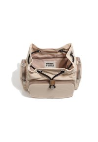 Beżowa torba nylonowa z zaciąganym zamknięciem, dwoma bocznymi zamkami błyskawicznymi i przednią kieszenią. W środku znajduje się materiałowa metka z napisem "BIMBA Y LOLA."