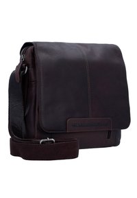 Borsa a tracolla in pelle marrone con pattina pieghevole, tracolla in canvas regolabile e logo impresso; presenta superfici lisce e testurizzate.