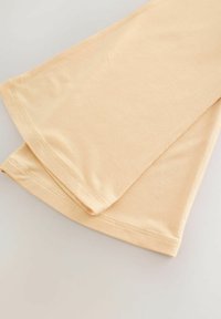 Helebeeži puuvillane kangas, kokkuvolditud, sileda tekstuuriga, korrapärase õmblusega servadel ja ilma nähtavate mustrite või kaunistusteta.