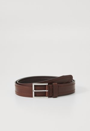 Ceinture en cuir brun avec une boucle rectangulaire en métal argenté, texture lisse, et un design classique avec des détails de couture visibles.