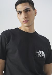 The North Face BERKELEY CALIFORNIA POCKET TEE - Apdrukāts T-krekls - black