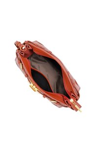 Brązowa torebka skórzana o fakturze z zamkiem błyskawicznym, złotymi akcentami i przestronnym wnętrzem wyściełanym wzorzystą podszewką.