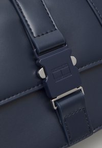Tommy Jeans ITEM CROSSOVER - Keresztpántos táska - dark night navy