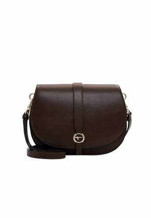 Brun läder crossbody-väska med en rundad klaff, guldfärgade detaljer, en logotyp accent och ett avtagbart axelrem. Slät yta, minimalistisk design.