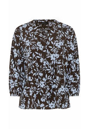 Mørkebrun bluse med lyseblåt blomster- og bladmønster, V-hals og trekvartlange ærmer med elastiske manchetter.