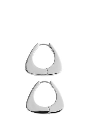 Par af polerede sølv øreringe i trekantsform med afrundede kanter og sømfri lukninger på hvid baggrund.