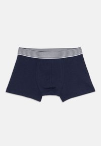 Marineblauwe boxershorts met een wit en marineblauw gestreepte elastische tailleband, plat gelegd op een witte achtergrond.