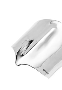 Plato de acero inoxidable con un diseño elegante y ondulado. Superficie lisa con acabado reflectante. Marcado con "UNO de 50" en el borde.