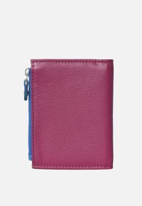 Portafoglio compatto in pelle fucsia con tasca con zip blu. Texture liscia, forma rettangolare e dettagli di cucitura a contrasto.