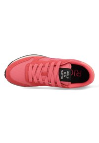 Scarpa sportiva rosa realizzata in tessuto e suede, con punta arrotondata, lacci piatti e testo "LE RAGAZZE CORRONO PIÙ VELOCE" sulla linguetta. Suola nera.