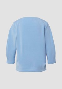 Jasnoniebieski sweter z długimi rękawami, okrągłym dekoltem i prostym dołem. Wykonany z miękkiego materiału o gładkiej strukturze.