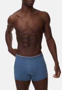 Blå bomullsboxershorts med en åtsittande passform, med en kontrasterande midja med en subtil rand. Slät textur och atletisk design.