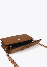 Borsa a tracolla in ecopelle marrone con texture, interno nero, hardware dorato e tracolla a catena. Presenta una chiusura a soffietto e scomparti multipli.