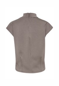 Top a maniche corte in tessuto grigio chiaro con colletto alto e chiusura a zip sul retro; include dettagli nelle cuciture laterali. Texture liscia.