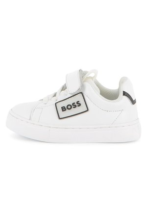 Baskets basses blanches avec bride Velcro, lacets et logo noir "BOSS" sur le côté, avec un col matelassé et une semelle épaisse.
