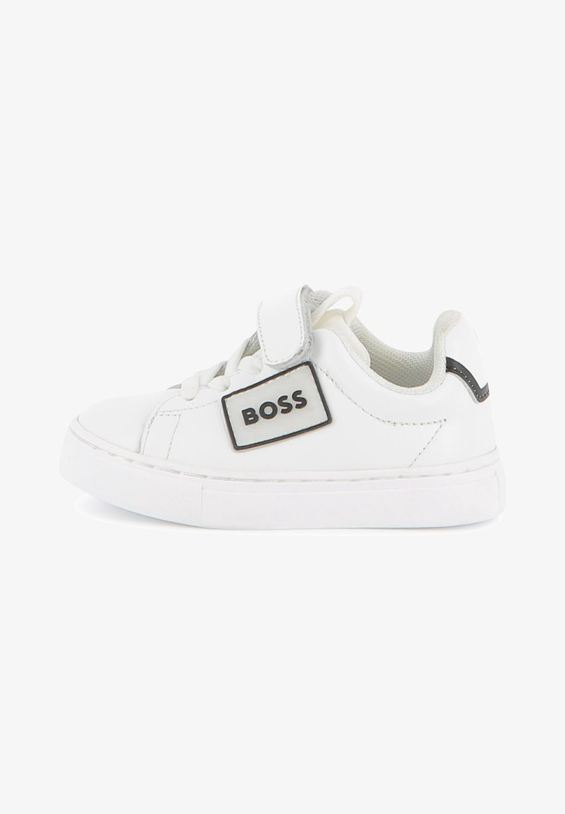 Baskets basses blanches avec bride Velcro, lacets et logo noir "BOSS" sur le côté, avec un col matelassé et une semelle épaisse.