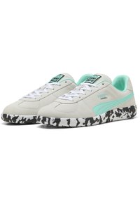 Hvide ruskinds sneakers med mintgrønne detaljer, sort-hvide mønstrede såler og hvide snørebånd. Puma-logo på tungen og siden.