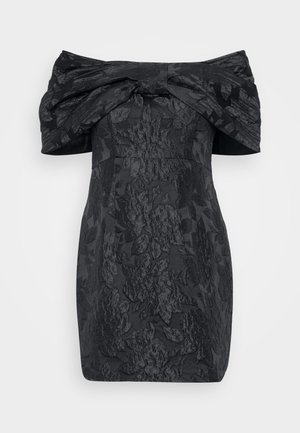 Μαύρο φόρεμα χωρίς ώμους με μεγάλο φιόγκο, υφή λουλουδιών, στενή σιλουέτα και κοντό μήκος.