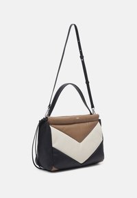 Axelväska i syntetmaterial med geometrisk design i brunt, kräm och svart. Inkluderar ett handtag och justerbar rem.