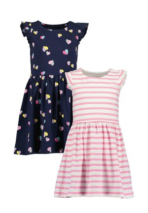 Due abiti per bambine: uno blu navy con cuori colorati e un vestito a righe rosa con maniche a campana e gonna arricciata. Materiale in cotone.