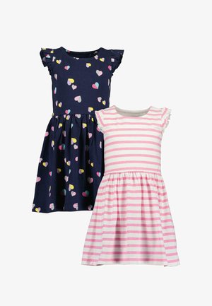 Deux robes pour enfants : une marine avec des cœurs colorés, et une rose rayée avec des manches courtes et des jupes froncées. En coton.