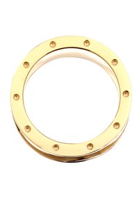 Goldfarbener, runder Armreif mit einer glatten Oberfläche und sichtbaren Nietenakzenten am äußeren Rand. Polierte Oberfläche, zeitgemäßes Design.