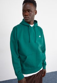 New Balance - SPORT ESSENTIALS SMALL LOGO BRUSHED HOODIE - Sudadera - nightwatch green Imagen en miniatura 1