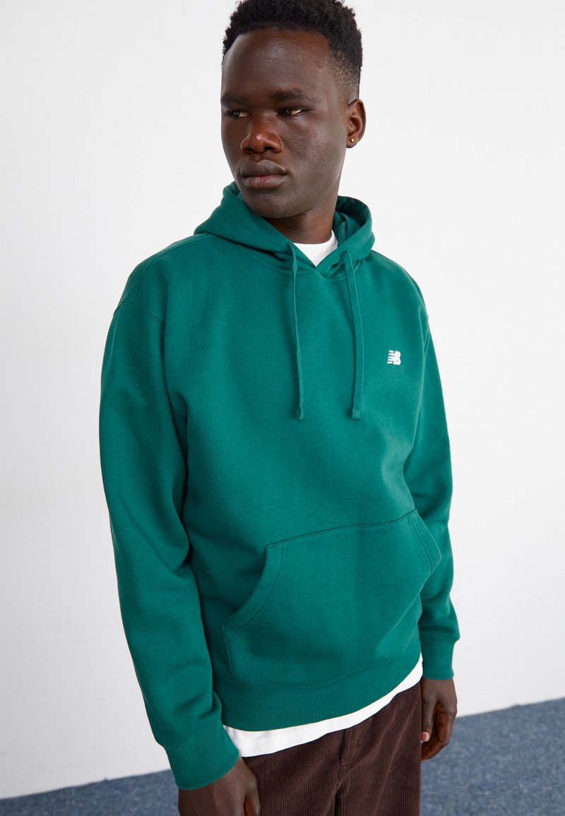 New Balance - SPORT ESSENTIALS SMALL LOGO BRUSHED HOODIE - Sudadera - nightwatch green, Ampliar