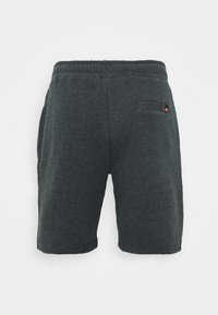 Shorts gris foncé jusqu'au genou avec taille élastique et petite étiquette logo sur la poche arrière droite sur fond blanc.