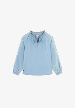 Lichtblauw blouse met lange mouwen, een keyhole halslijn en een strikdetail, gecombineerd met crèmekleurige shorts. Geweven mouwen met Decoratieve accenten.
