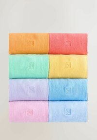 Conjunto de seis toallas enrolladas en colores pastel: naranja, coral, verde menta, amarillo, lavanda y rosa. Cada una tiene un logo en relieve. Textura suave.