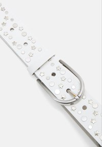 Curea din piele albă, decorată cu perforații în formă de stea și puncte argintii, având o cataramă metalică argintie și o textură netedă. Accentuată cu găuri circulare.