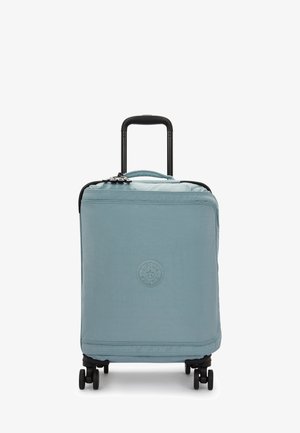 Ljusblått tygkoffert med dragkedja, utdragbart handtag och fyra svarta hjul. Har en cirkulär präglad logotyp på framsidan.