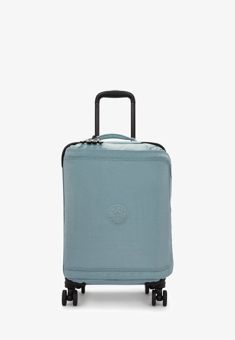 Lyseblå stofkuffert med lynlås, teleskophåndtag og fire sorte hjul. Har et cirkulært præget logo på forsiden.