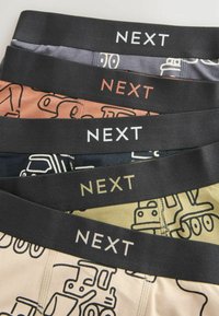 Fem par boxer briefs med sorte elastiske taljer, der har forskellige farver og bilmønstre i mørkeblå, fersken, creme og oliven.