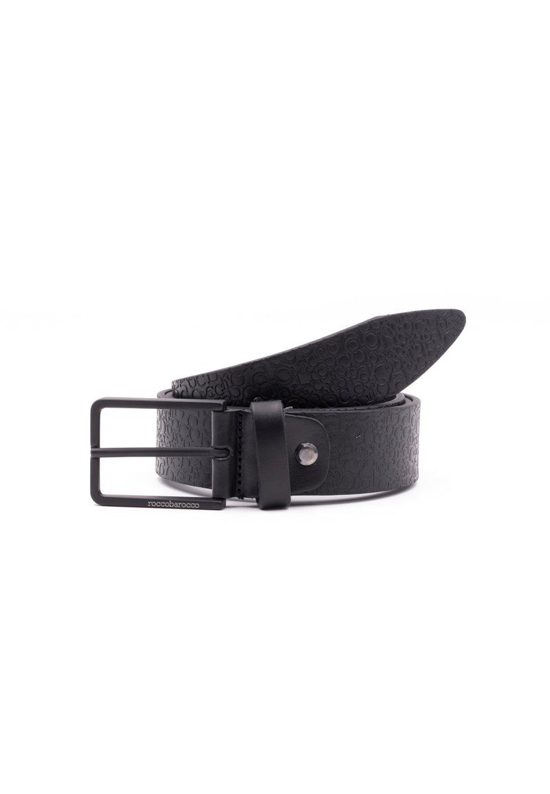 Cintura in pelle nera con motivo in rilievo, fibbia metallica rettangolare e finitura lucida. Presenta una cintura in pelle e un design a gancio singolo.