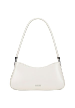 Witte synthetische schoudertas met een gebogen silhouet, een gladde textuur, zilveren hardware-accenten en een logo-plaat aan de voorkant.