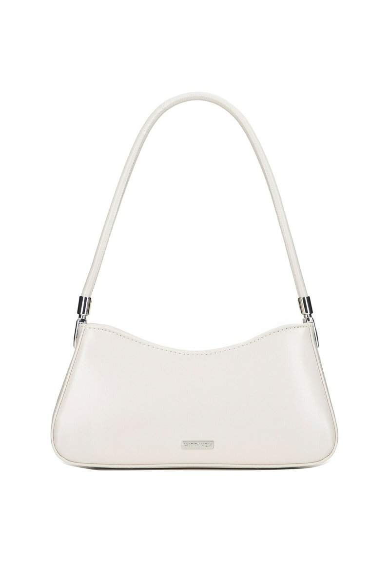 Sac à épaule synthétique blanc avec une silhouette courbée, texture lisse, accents en métal argenté et une plaque de logo à l'avant.