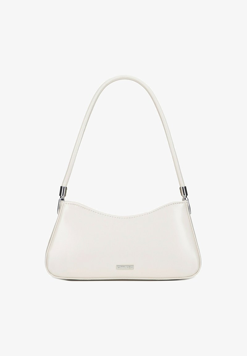 Sac à épaule synthétique blanc avec une silhouette courbée, texture lisse, accents en métal argenté et une plaque de logo à l'avant.