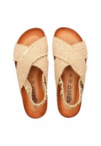 Sandalias de paja trenzada en color beige claro, con un diseño de correas cruzadas, bordes redondeados y una plantilla acolchada de cuero marrón.