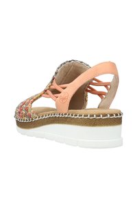 Geflochtene Sandalen aus mehrfarbigem Stoff mit einem Pfirsichleder-Fersenriemen, weißer Gummisohle und dekorativen Nähten auf der Mittelsohle.