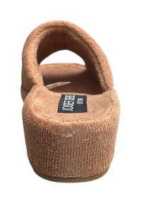 Pantofole marroni con una superficie morbida, con punta aperta e un plantare imbottito. Presentano un'etichetta del marchio discreta sul plantare e un tacco arrotondato.